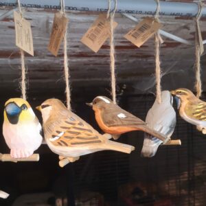 Oiseaux sculptés à suspendre